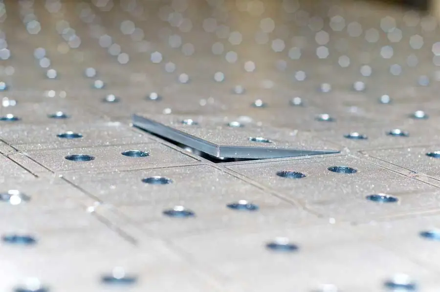 Come ridurre al minimo le bave nel taglio laser: parametri e tecniche di ottimizzazione